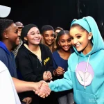 Home 18 아리아나 그란데 팬클럽 이름 - **Prompt 1: Ariana Grande's Heartfelt Meet-and-Greet with Arianators**
A warm, brightly lit scen...